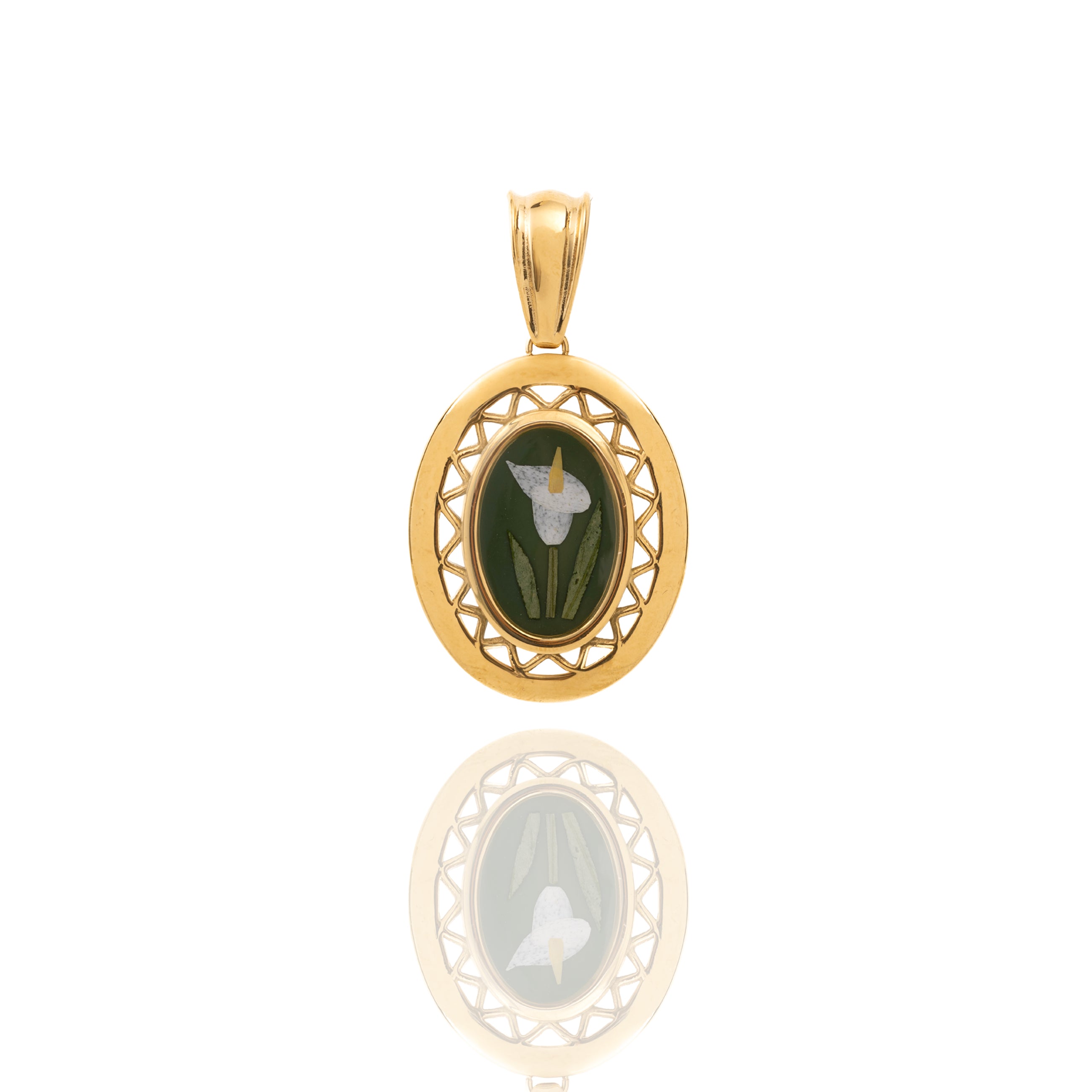 Oval Pendant with Calla.