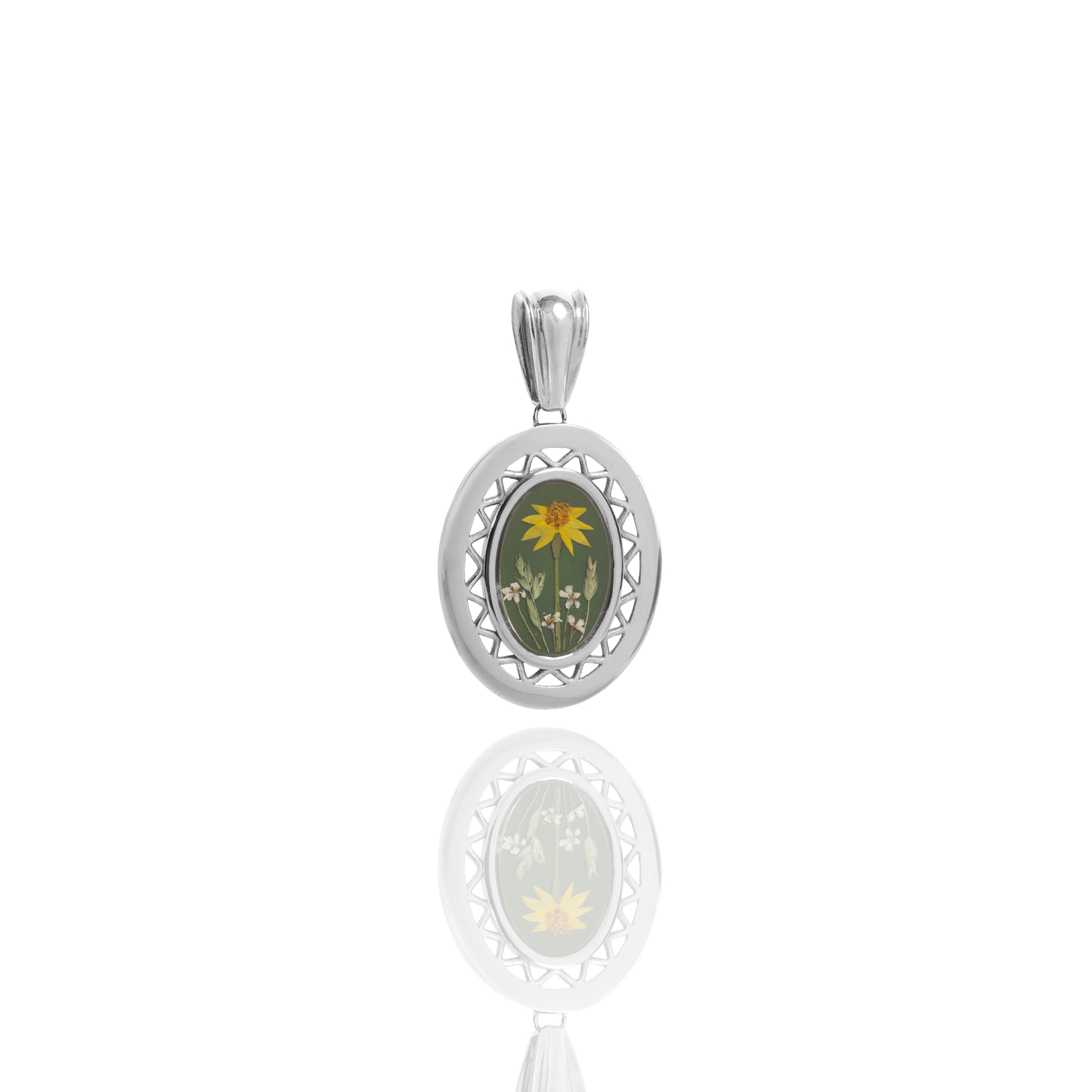 OVAL PENDANT WITH DAISY. (LIMITED)