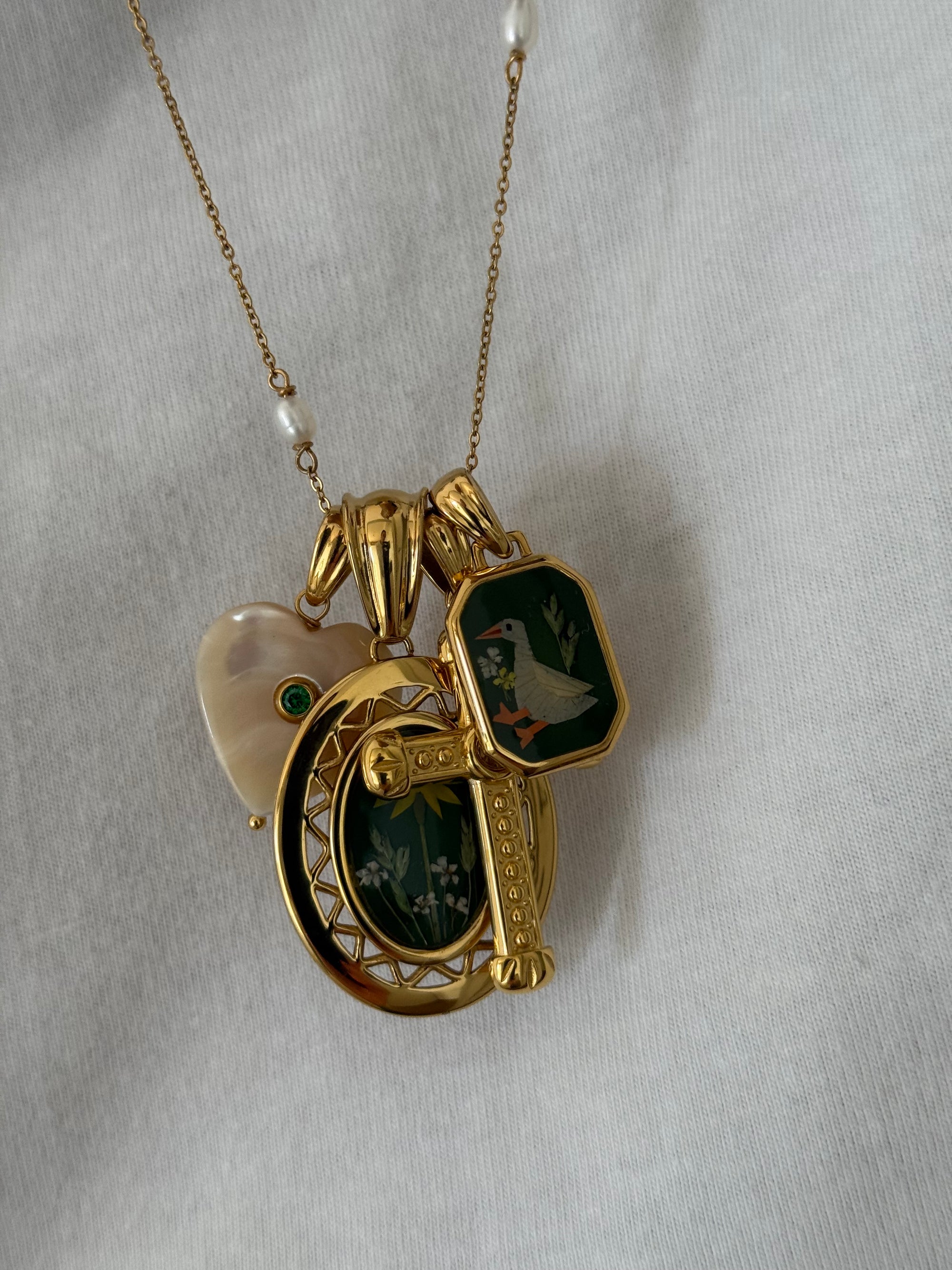 PENDANT WITH DUCK AND FLOWERS. (LIMITED)