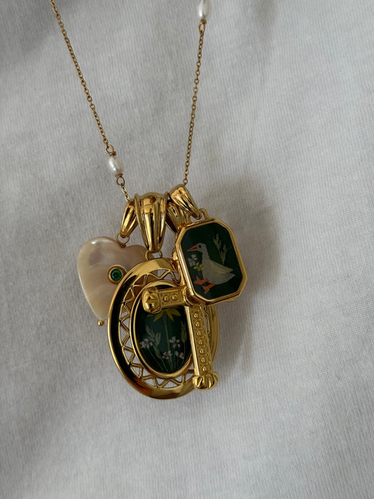 CIONDOLO OVALE CON MARGHERITA. (LIMITED)