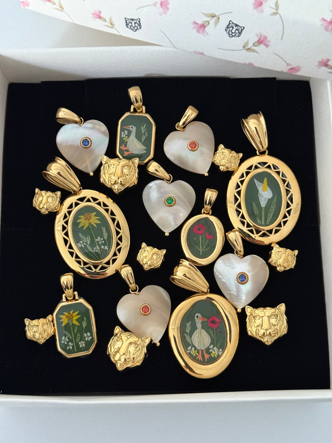 CIONDOLO CON PAPERA E FIORI. (LIMITED)