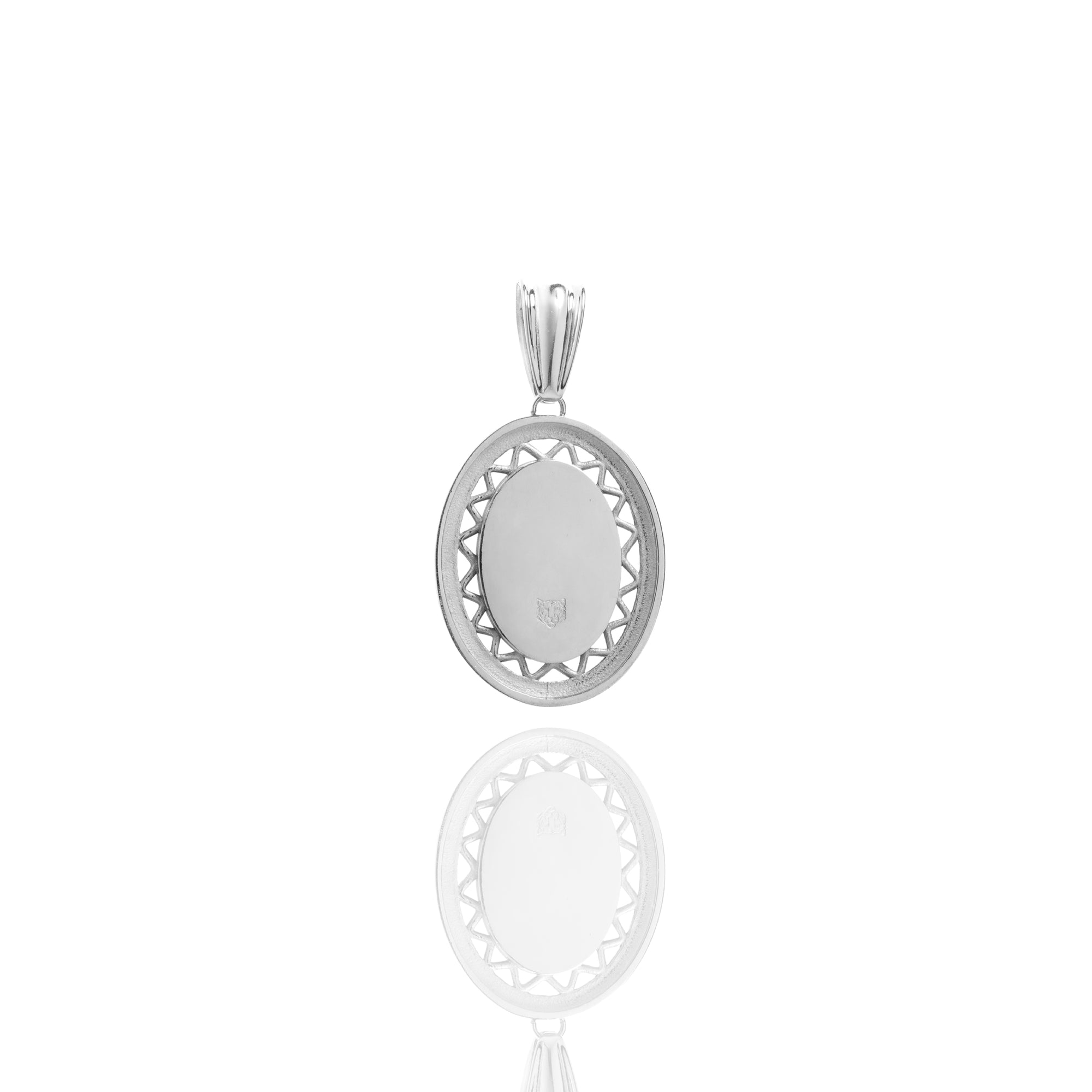 OVAL PENDANT WITH DAISY. (LIMITED)