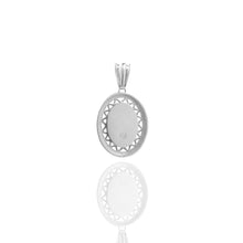 OVAL PENDANT WITH DAISY. (LIMITED)